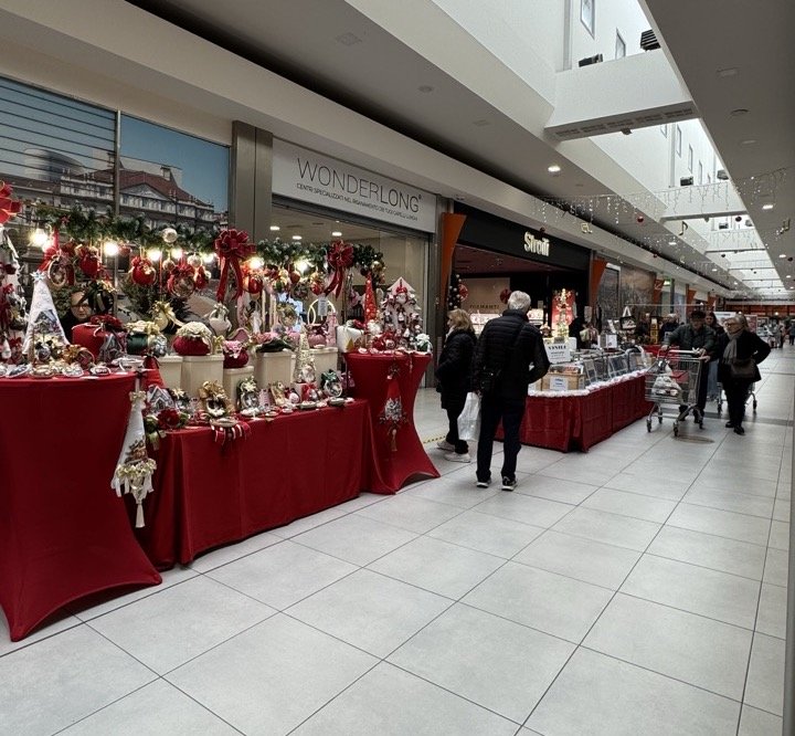 Allestimento mercatini Aradea in un centro commerciale